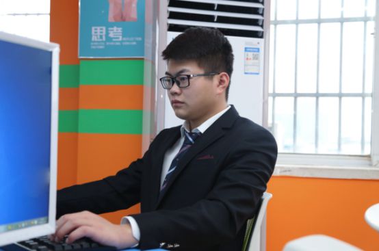 湖南万通：学计开云体育 Kaiyun.com 官网入口算机专业有前景吗？选什么方向好？(图1)